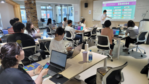 충북교육청 직속기관 교육연구정보원은 25일 급변하는 시대흐름에 맞춰 이번 여름방학을 활용해 교원 연수를 통해 AI 역량 강화에 나선다고 밝혔다. / 충북교육청 제공