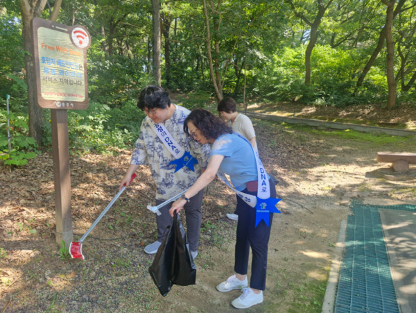 충북교육청 직속기관 중원교육문화원은 25일 청렴한 조직문화 조성과 지역사회 환경개선을 위한 ‘청청(淸靑)데이’를 운영했다고 밝혔다. / 충북교육청 제공