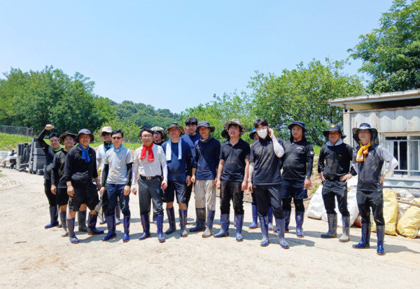 충남도의회 의회사무처 직원들은 25일 당진시 순성면 일대에서 화훼농가 복구 등 수해 지역 지원활동을 펼쳤다. / 충남도의회 제공