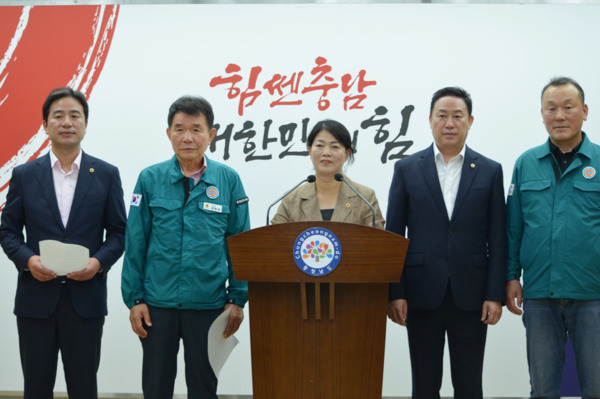 충남도의회 국민의힘 소속 의원 일동이 김태흠 충남지사의 유럽 출장 정쟁화를 비판하고 나선 가운데, 25일 충남도청 브리핑룸에서 기자회견을 개최하고, '재난을 정치적 쟁점화로 그만 이용하고, 도의원으로서 우리가 할 일이나 제대로 합시다'라는 제목의 논평을 발표하고, 정쟁 중단을 촉구했다(사진 왼쪽부터 신영호 의원, 정광섭 제1부의장, 이현숙 의원, 박정식 의원, 주진하 의원). / 신영호 의원 제공