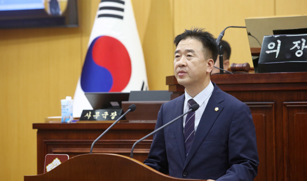 서산시의회는 25일 더불어민주당 최동묵 의원이 제307회 임시회 제4차 본회의에서 5분 자유발언을 통해 부석면 마룡리 폐기물 매립 사건과 관련하여 서산시의 부실하고 비상식적인 행정 처리에 대해 강하게 질타했다고 밝혔다. / 서산시의회 제공