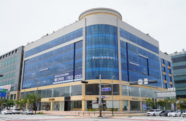 충남신용보증재단은 지난 24일 충남도·농협은행·하나은행과 함께 집중호우로 피해를 입은 도내 소상공인·중소기업의 신속한 재기를 돕기 위한 업무협약을 체결했다고 밝혔다. / 뉴스티앤티 DB