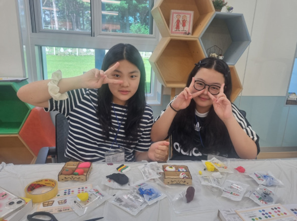 충북교육청 직속기관 유아교육진흥원은 지난 12일과 26일 유아교육 분야에 관심 있는 초등학교 4~6학년과 중·고등학생을 대상으로 2025. 꿈채움 진로체험인 ‘유아교육진흥원에 스며들기(유.진.스)’를 운영했다고 밝혔다. / 충북교육청 제공