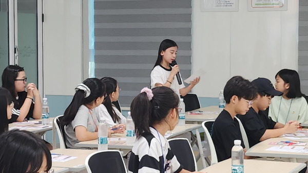 충북교육청 직속기관 유아교육진흥원은 지난 12일과 26일 유아교육 분야에 관심 있는 초등학교 4~6학년과 중·고등학생을 대상으로 2025. 꿈채움 진로체험인 ‘유아교육진흥원에 스며들기(유.진.스)’를 운영했다고 밝혔다. / 충북교육청 제공