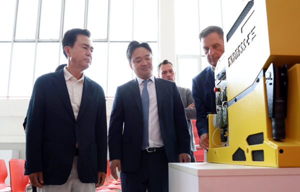 김태흠 충남지사가 외자유치 등을 위해 유럽 출장 중에 독일 프레틀그룹의 계열사 2곳을 방문하여 선진 제조 시설 및 과정을 살폈다. / 충남도청 제공