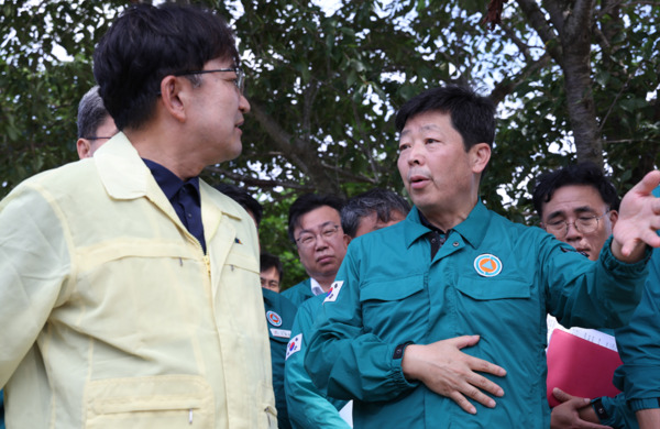 박정주 충남도 행정부지사가 김광용 행정안전부 재난안전관리본부장에게 최근 폭우에 따른 추가 특별재난지역을 신속하게 지정해 줄 것을 요청했다. / 충남도청 제공