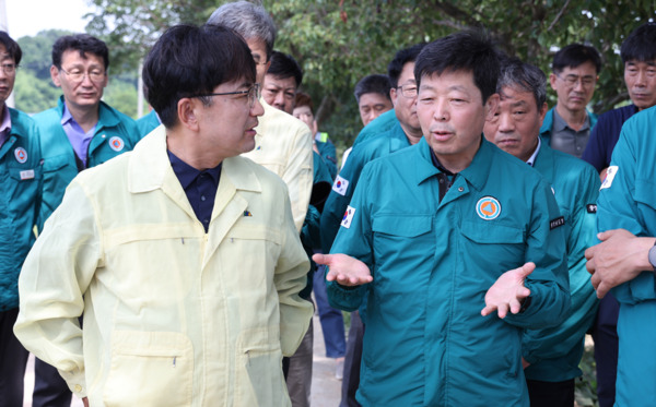 충남도는 26일 박정주 행정부지사가 김광용 행정안전부 재난관리본부장과 서산 도당천 호우피해 현장과 예산군 덕산면 복합체육센터 1층에 마련한 충남지역 피해자 통합지원센터를 차례로 방문해 피해 현황 및 센터 운영 상황을 점검하고, 관계자들을 격려했다고 밝혔다. / 충남도청 제공