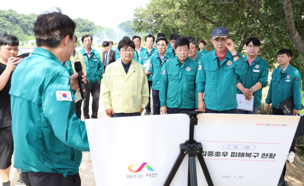충남도는 26일 박정주 행정부지사가 김광용 행정안전부 재난관리본부장과 서산 도당천 호우피해 현장과 예산군 덕산면 복합체육센터 1층에 마련한 충남지역 피해자 통합지원센터를 차례로 방문해 피해 현황 및 센터 운영 상황을 점검하고, 관계자들을 격려했다고 밝혔다. / 충남도청 제공