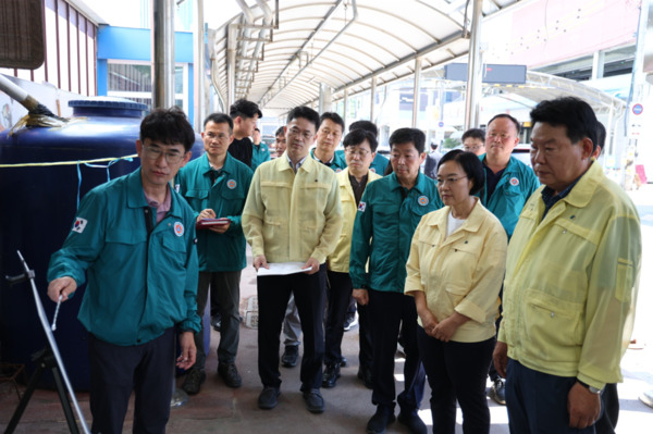 충남도는 27일 박정주 행정부지사가 한성숙 중소벤처기업부장관 등과 함께 최근 집중호우로 큰 피해를 입은 당진전통시장을 찾아 피해 복구 상황을 점검하고 피해 상인들의 목소리를 듣는 시간을 가졌다고 밝혔다. / 충남도청 제공