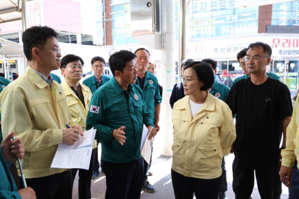 충남도는 27일 박정주 행정부지사가 한성숙 중소벤처기업부장관 등과 함께 최근 집중호우로 큰 피해를 입은 당진전통시장을 찾아 피해 복구 상황을 점검하고 피해 상인들의 목소리를 듣는 시간을 가졌다고 밝혔다. / 충남도청 제공