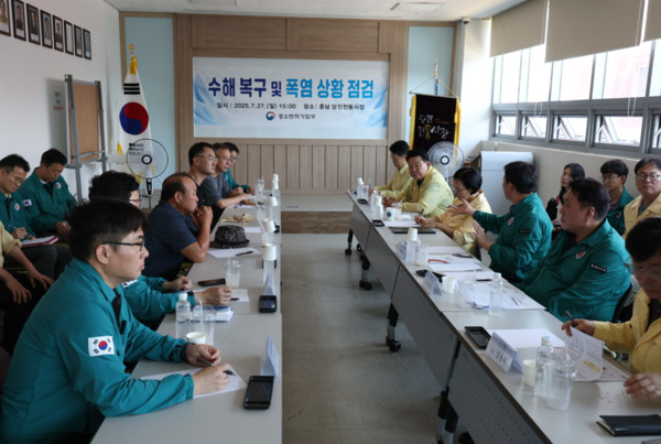 충남도는 27일 박정주 행정부지사가 한성숙 중소벤처기업부장관 등과 함께 최근 집중호우로 큰 피해를 입은 당진전통시장을 찾아 피해 복구 상황을 점검하고 피해 상인들의 목소리를 듣는 시간을 가졌다고 밝혔다. / 충남도청 제공