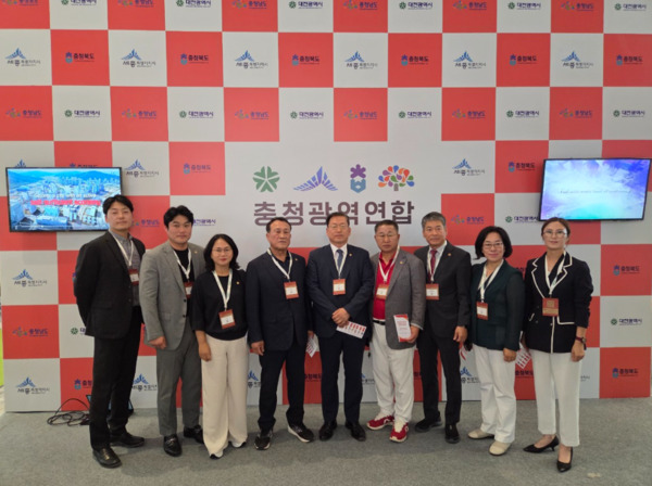 충청광역연합의회 대표단(의원 9명·직원 5명)은 지난 21일부터 25일까지 3박 5일간 인도네시아 자카르타를 방문하여 충청광역연합이 주최하고, 충남테크노파크 주관으로 열린 '2025년 충청권 중소·벤처기업 해외박람회'에 참석하여 인도네시아 건설협회(AKTI)와 KOTRA 자카르타 지사를 방문했다고 밝혔다. / 충청광역연합의회 제공