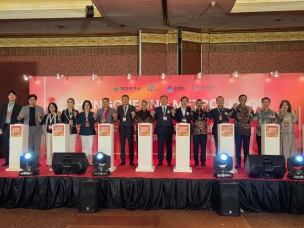 충청광역연합의회 대표단(의원 9명·직원 5명)은 지난 21일부터 25일까지 3박 5일간 인도네시아 자카르타를 방문하여 충청광역연합이 주최하고, 충남테크노파크 주관으로 열린 '2025년 충청권 중소·벤처기업 해외박람회'에 참석하여 인도네시아 건설협회(AKTI)와 KOTRA 자카르타 지사를 방문했다고 밝혔다. / 충청광역연합의회 제공