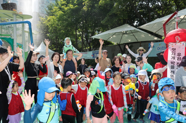 종로구의회는 지난 25일 관내 연지공원에 위치한 연지물놀이터에서 열린 '2025년 어린이집 연지물놀이터 나들이 행사'에 참여하여 관내 어린이집 유아 60여 명과 함께 물놀이를 즐기며 즐거운 여름날의 추억을 함께했다고 밝혔다. / 종로구의회 제공