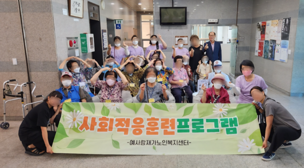 대덕문화원은 지난 21일부터 25일까지 5일간 복날 맞이 대덕문화원 방문객들에게 '딸기스무디 나눔 행사'를 성황리에 마무리했다고 밝혔다. / 대덕문화원 제공