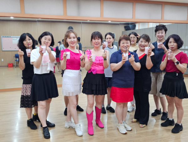 대덕문화원은 지난 21일부터 25일까지 5일간 복날 맞이 대덕문화원 방문객들에게 '딸기스무디 나눔 행사'를 성황리에 마무리했다고 밝혔다. / 대덕문화원 제공