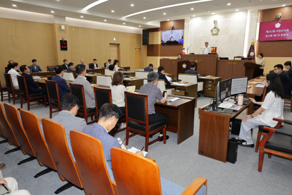 서천군의회는 28일 제332회 임시회 제1차 본회의를 개회하고, 오는 8월 1일까지 5일간의 회기일정에 돌입한 가운데, 김경제 의장이 개회사를 하고 있다. / 서천군의회 제공