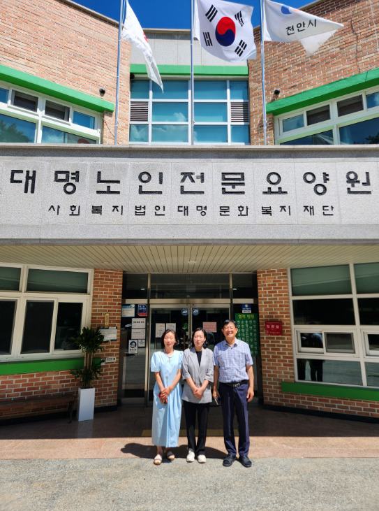 충남도의회는 28일 국민의힘 신순옥 의원이 최근 집중호우로 피해를 입은 천안시 대명노인전문요양원을 방문해 수해 피해 상황을 점검하고 요양원 관계자 및 입소 어르신들의 안전을 살폈다고 밝혔다. / 신순옥 의원 제공