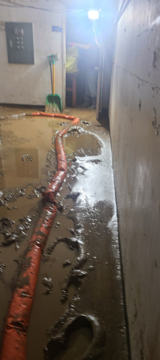 충남도의회는 28일 국민의힘 신순옥 의원이 최근 집중호우로 피해를 입은 천안시 대명노인전문요양원을 방문해 수해 피해 상황을 점검하고 요양원 관계자 및 입소 어르신들의 안전을 살폈다고 밝혔다. / 신순옥 의원 제공