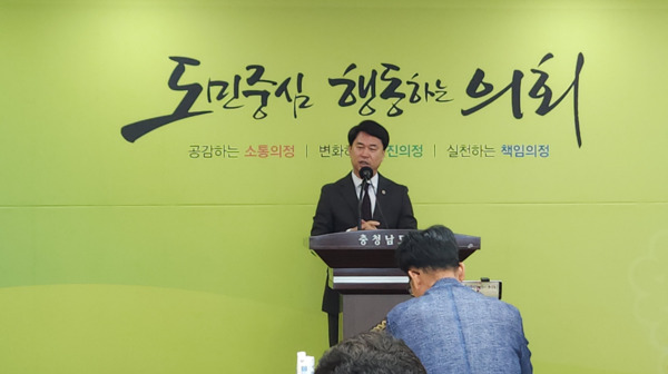 충남도의회는 29일 의회 브리핑룸에서 국민의힘 이상근 의원이 기자회견을 개최하고, 홍성군이 추진 중인 홍성읍 복개주차장 철거 계획의 즉각 중단과 원점 재검토를 강력히 촉구했다고 밝혔다. / 이상근 의원 제공