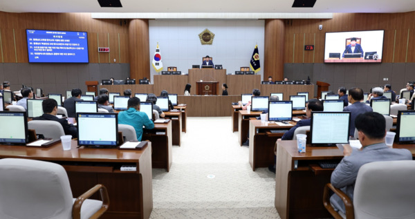 충남도의회는 29일 제360회 임시회 제2차 본회의를 끝으로 행정사무감사 기간 결정의 건 등 32개 안건을 처리하고 이번 회기일정을 모두 마무리한 가운데, 홍성현 의장이 폐회사를 하고 있다. / 충남도의회 제공