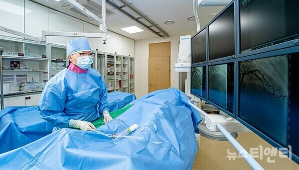 심장혈관센터 백주열 전문의 시술 모습 / 대전선병원 제공