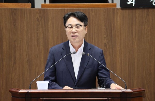 충남도의회는 29일 더불어민주당 정병인 의원이 제360회 임시회 제2차 본회의에서 5분 발언을 통해 지역아동센터 운영의 안정성과 아동복지 연속성을 위해 시설장 인건비 보조금 상한 연령을 70세까지 상향을 제안했다고 밝혔다. / 충남도의회 제공