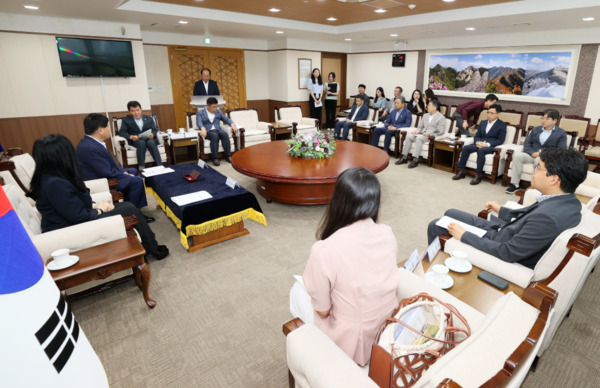 충남도의회는 지난 29일 국제회견장에서 서울대학교 법학연구소 입법연구센터·한국입법학회와 입법 분야 공동연구와 상호 협력을 위한 업무협약(MOU)을 체결했다고 밝혔다. / 충남도의회 제공