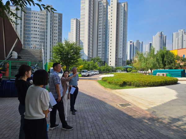 충남도의회는 30일 국민의힘 신순옥 의원이 천안시 불당동 능수버들공원을 찾아 '기후대응도시숲 조성 사업' 현황을 점검하고, 주민 편익 증진 및 기후 대응 효과 극대화를 위한 다양한 의견을 청취했다고 밝혔다. / 신순옥 의원 제공