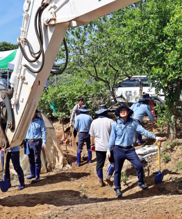 HD현대오일뱅크는 관내 집중호우 피해복구를 위해 톤백(포대자루) 2,500여 개를 지원하고, 대표이사를 포함한 임직원 60여 명이 직접 봉사활동에 참여하는 등 실질적 지원에 나섰다. / HD현대오일뱅크 제공