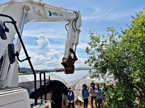 HD현대오일뱅크는 관내 집중호우 피해복구를 위해 톤백(포대자루) 2,500여 개를 지원하고, 대표이사를 포함한 임직원 60여 명이 직접 봉사활동에 참여하는 등 실질적 지원에 나섰다. / HD현대오일뱅크 제공