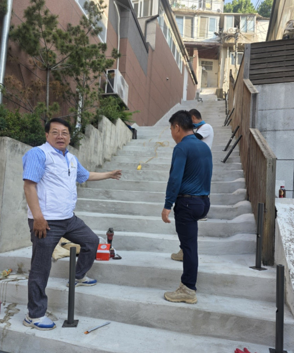 종로구의회는 지난 29일 김종보 의원이 숭인동 72-149 일대에서 진행 중인 노후계단 정비 사업 현장을 찾아 공사 진행 상황을 점검하고 관계자들을 격려했다고 밝혔다. / 김종보 의원 제공