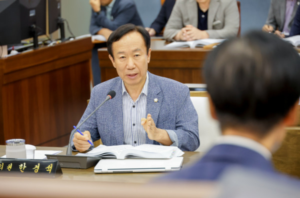 서천군의회는 31일 한경석 의원이 제322회 임시회 서천군 상반기 주요업무 추진실적 보고회에서 서천군 장항읍 폴리텍대학 부지 맞은편에 환경부가 조성 중인 '야생동물 보호시설(생츄어리) 건립'과 관련하여 주민 의견 수렴 부족과 안전성 미비·이주 대책 부재 등의 문제를 집중 지적하며, 사업의 주민 수용성 확보를 촉구했다고 밝혔다. / 한경석 의원 제공