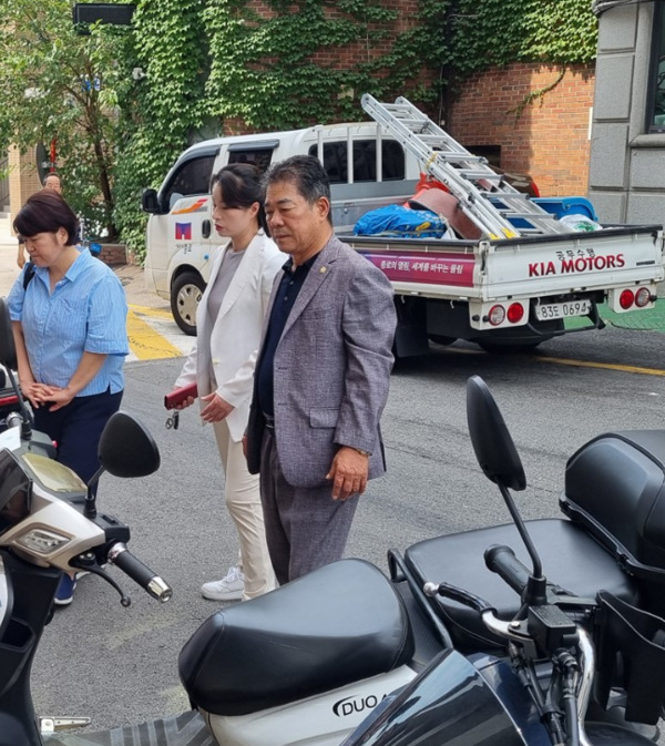 종로구의회는 31일 이광규·박희연 의원이 정화예술대학교 대학로캠퍼스(종로구 동숭1길 소재) 보도 옆 도로에 반복적으로 불법 주차되던 오토바이 문제 해결을 위해 적극 나서며, 대형 화분 설치를 통해 불법 주차 차단 및 거리 미관 개선이라는 실질적인 성과를 이끌어냈다고 밝혔다. / 이광규 의원 제공