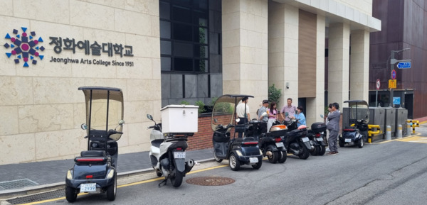 종로구의회는 31일 이광규·박희연 의원이 정화예술대학교 대학로캠퍼스(종로구 동숭1길 소재) 보도 옆 도로에 반복적으로 불법 주차되던 오토바이 문제 해결을 위해 적극 나서며, 대형 화분 설치를 통해 불법 주차 차단 및 거리 미관 개선이라는 실질적인 성과를 이끌어냈다고 밝혔다. / 이광규 의원 제공