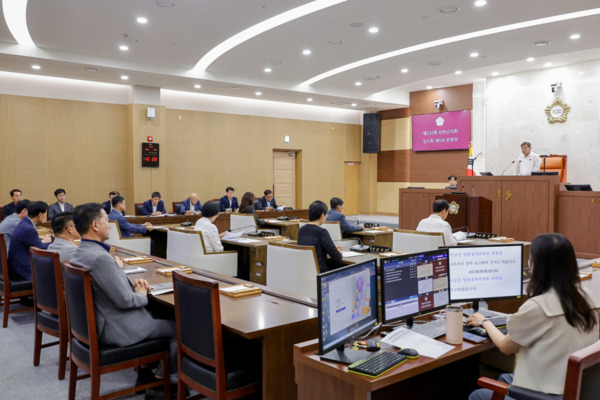 서천군의회는 1일 제332회 임시회 제5차 본회의를 끝으로 지난달 28일부터 5일간 진행된 의사일정을 모두 마무리한 가운데, 김경제 의장이 폐회사를 하고 있다. / 서천군의회 제공