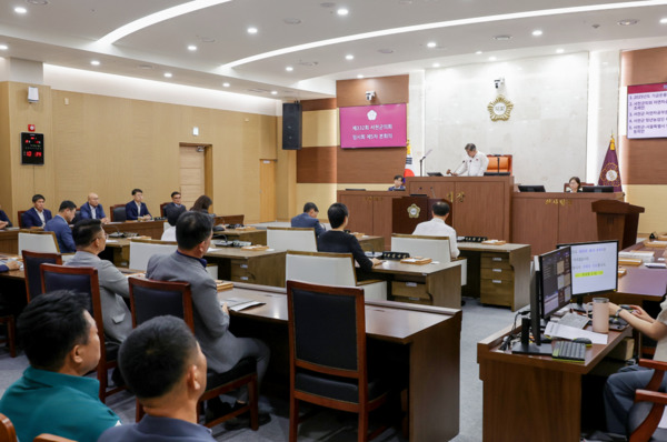 서천군의회는 1일 제332회 임시회 제5차 본회의를 끝으로 지난달 28일부터 5일간 진행된 의사일정을 모두 마무리한 가운데, 김경제 의장이 폐회를 선언하고 있다. / 서천군의회 제공