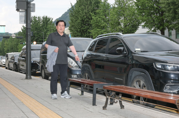 종로구의회는 지난 7월 4일 여봉무 의원이 통인시장 서측 입구를 방문해 현장을 점검하며 벤치 설치 필요성을 소관부서에 적극 요청한 가운데, 소관부서는 주민과 방문객의 불편을 조속히 해소하기 위해 신속히 설치를 추진하여 불과 일주일만인 지난 7월 11일 벤치 설치를 완료했다. / 여봉무 의원 제공