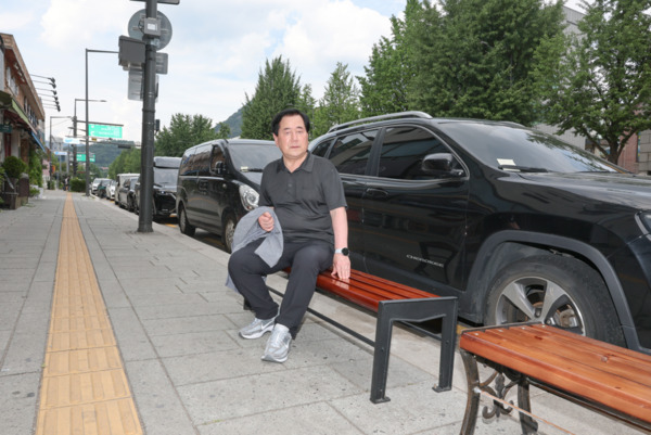 종로구의회는 지난 7월 4일 여봉무 의원이 통인시장 서측 입구를 방문해 현장을 점검하며 벤치 설치 필요성을 소관부서에 적극 요청한 가운데, 소관부서는 주민과 방문객의 불편을 조속히 해소하기 위해 신속히 설치를 추진하여 불과 일주일만인 지난 7월 11일 벤치 설치를 완료했다. / 여봉무 의원 제공