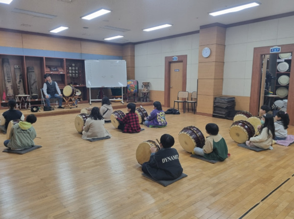 충북교육청 직속기관 교육문화원은 2일부터 오는 11월 15일까지 예술을 통해 주말을 풍요롭게 채울 2025 문화예술 토요 체험 하반기 프로그램을 운영한다고 밝혔다. / 충북교육청 제공