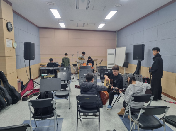 충북교육청 직속기관 교육문화원은 2일부터 오는 11월 15일까지 예술을 통해 주말을 풍요롭게 채울 2025 문화예술 토요 체험 하반기 프로그램을 운영한다고 밝혔다. / 충북교육청 제공