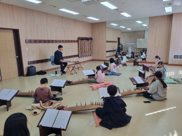 충북교육청 직속기관 교육문화원은 2일부터 오는 11월 15일까지 예술을 통해 주말을 풍요롭게 채울 2025 문화예술 토요 체험 하반기 프로그램을 운영한다고 밝혔다. / 충북교육청 제공