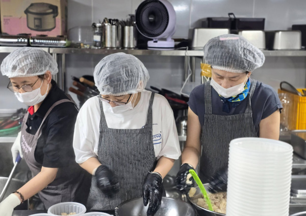 더불어민주당 충남도당 여성위원회는 3일 예산군 자원봉사센터(예산읍 산성공원2길 15)에서 수해 이재민들을 위한 도시락 포장 봉사를 진행했다고 밝혔다. / 더불어민주당 충남도당 제공
