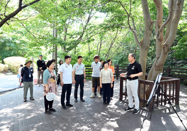 보령시의회는 지난 1일 본격적인 여름 휴가철을 맞아 시민과 관광객의 안전을 위해 구슬땀을 흘리고 있는 피서지 근무자들을 격려하고, 안전하고 쾌적한 관광환경 조성에 힘쓰는 관계자들을 응원하고자 주요 관광지를 방문했다고 밝혔다. / 보령시의회 제공