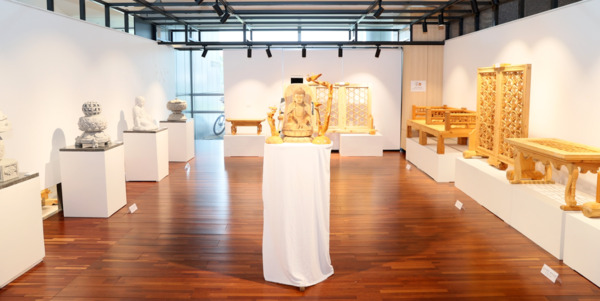 충남도의회는 8월 한 달 동안 의회 다움아트홀에서 안광오 목공예 작가와 이수희 석공예 작가의 동시 전시회를 개최한다고 밝혔다. / 충남도의회 제공