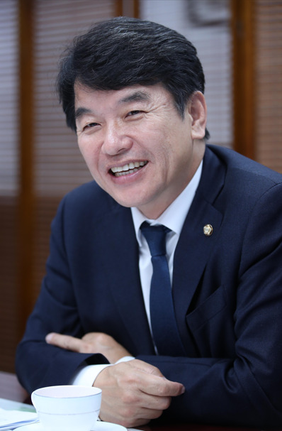 더불어민주당 충남도당 여성위원회는 4일 오전 10시 천안시 동남구 신부동에 위치한 평화의 소녀상 앞에서 '2025 기림의 날' 사전 헌화행사를 진행했다고 밝혔다. 사진은 문진석 충남도당위원장 / 문진석 의원 제공