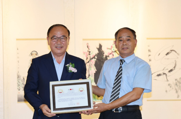 서산시의회는 지난 1일 서산시 지곡면 해인미술관에서 열린 '2025 제4회 한·중·일 국제문화예술교류전' 개막식에서 조동식(재선) 의장이 중국 위해시 예문제미술관으로부터 감사패를 수상했다고 밝혔다. / 서산시의회 제공