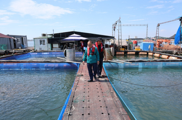 서산시의회는 지난 2일 조동식 의장이 부석면 창리 가두리 양식장을 방문하여 현장을 점검하고 어업인들의 애로사항을 청취했다고 밝혔다. / 서산시의회 제공
