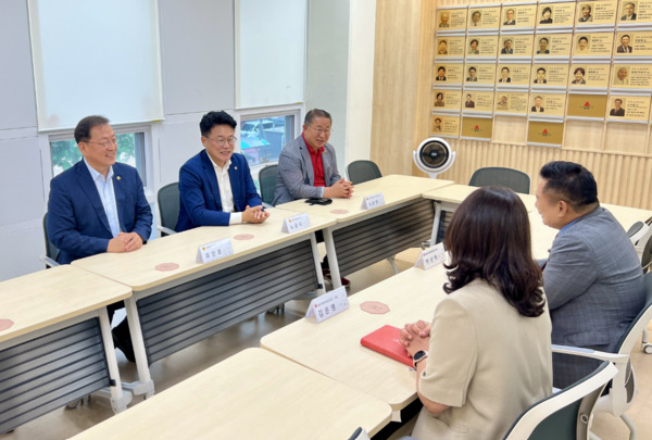 충청광역연합의회는 4일 지난 7월 16일부터 19일까지 계속된 폭우로 큰 피해를 입은 충남 서산과 예산 주민들의 조속한 일상 회복을 기원하며 피해 복구 성금을 사회복지공동모금회를 통해 전달했다고 밝혔다. / 충청광역연합의회 제공