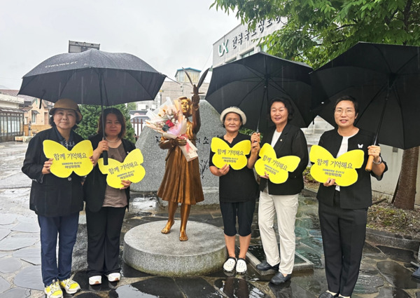 더불어민주당 충남도당 여성위원회는 5일 서산을 마지막으로 2025년 '기림의 날(8월 14일)'을 앞두고 진행한 충남 15개 시·군의 평화의 소녀상을 순회하며 일본군 '위안부' 피해자들을 기리는 사전 기념행사를 성황리에 마무리했다고 밝혔다. / 더불어민주당 충남도당 제공